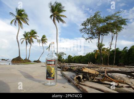 Marajo Island, Brasilien. 16. April 2023. Eine allgemeine Ansicht zeigt eine Glasflasche und eine große Menge Müll während Ebbe am Cajuuna Beach am 16. April 2023 in Soure, Marajó Insel Amazonas Region nördlich von Brasilien. Die Insel Marajó ist mit einer Fläche von etwa 40,100 km² die größte Meeresinsel der Welt, die sich im para State in der Mündung des Amazonas befindet. (Foto: Paulo Amorim/Sipa USA) Guthaben: SIPA USA/Alamy Live News Stockfoto