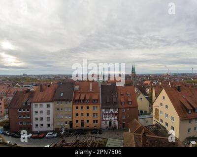 Blick aus der Vogelperspektive auf die traditionellen bayerischen Häuser in Nürnberg Stockfoto