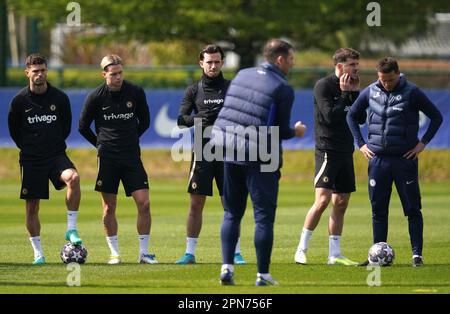 Chelsea Manager Frank Lampard (Mitte rechts) spricht mit Christian Pulisic (links), Mykhailo Mudryk, Ben Chilwell und Mason Mount als Assistant Manager Joe Edwards (rechts) während einer Schulung auf dem Cobham Training Ground in London. Foto: Montag, 17. April 2023. Stockfoto