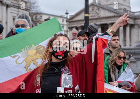 London, Großbritannien. 1. April 2023. Eine iranische Frau salutiert während des Protests vor dem Auswärtigen Amt mit drei Fingern. Das iranische Volk protestiert seit dem 16. September 2022 wegen des Todes von Mahsa Amini. Die kurz nach ihrer Verhaftung wegen Verstoßes gegen das Hidschab-Gesetz des Iran starb. Laut den Augenzeugen wurde sie von der Guidance Patrol so schwer verprügelt und das verursachte ihren Tod. (Credit Image: © Krisztian Elek/SOPA Images via ZUMA Press Wire) NUR REDAKTIONELLE VERWENDUNG! Nicht für den kommerziellen GEBRAUCH! Stockfoto