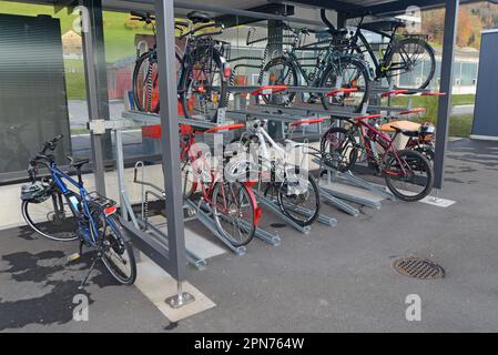 Station 2-stöckiges Fahrradgestell am Bahnhof Krummenau im Kanton St. Gallen, Schweiz Stockfoto