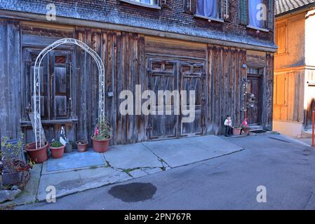 Ein traditionelles Schweizer Holzhaus im hübschen Dorf Appenzell, Schweiz Stockfoto