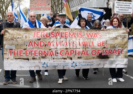 London, Großbritannien. 16. April 2023. Eine pro-israelische Gegendemonstration in Westminster, während die pro-palästinensische Kundgebung am Al Quds Day in der Nähe stattfindet. Stockfoto