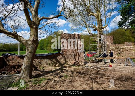 Leconfield Landarbeiter aus Petworth, West Sussex, bauen das neue Nordtor in Hougoumont im April 2015 vor dem Zweihundertjahrstag im Juni zusammen Stockfoto