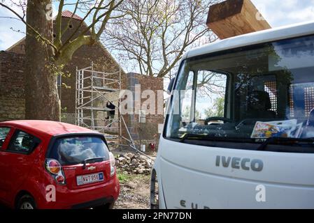 Leconfield Landarbeiter aus Petworth, West Sussex, bauen das neue Nordtor in Hougoumont im April 2015 vor dem Zweihundertjahrstag im Juni zusammen Stockfoto