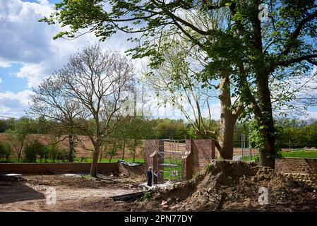 Leconfield Landarbeiter aus Petworth, West Sussex, bauen das neue Nordtor in Hougoumont im April 2015 vor dem Zweihundertjahrstag im Juni zusammen Stockfoto