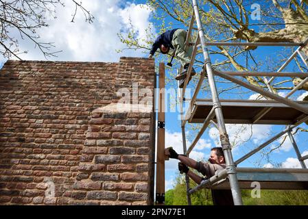 Leconfield Landarbeiter aus Petworth, West Sussex, bauen das neue Nordtor in Hougoumont im April 2015 vor dem Zweihundertjahrstag im Juni zusammen Stockfoto