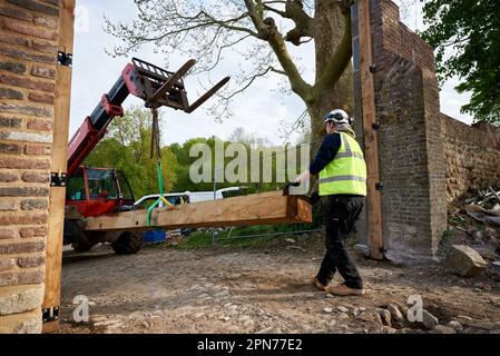 Leconfield Landarbeiter aus Petworth, West Sussex, bauen das neue Nordtor in Hougoumont im April 2015 vor dem Zweihundertjahrstag im Juni zusammen Stockfoto