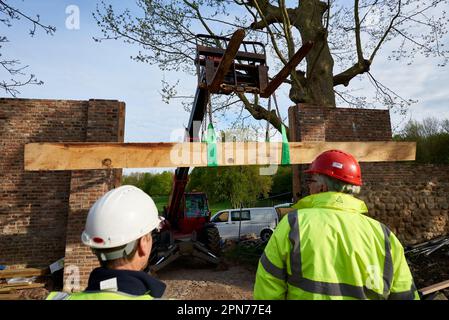 Leconfield Landarbeiter aus Petworth, West Sussex, bauen das neue Nordtor in Hougoumont im April 2015 vor dem Zweihundertjahrstag im Juni zusammen Stockfoto