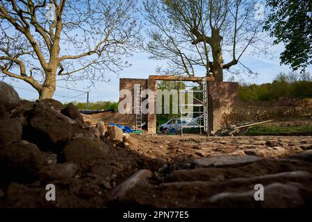 Leconfield Landarbeiter aus Petworth, West Sussex, bauen das neue Nordtor in Hougoumont im April 2015 vor dem Zweihundertjahrstag im Juni zusammen Stockfoto