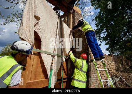 Leconfield Landarbeiter aus Petworth, West Sussex, bauen das neue Nordtor in Hougoumont im April 2015 vor dem Zweihundertjahrstag im Juni zusammen Stockfoto