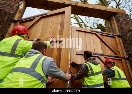 Leconfield Landarbeiter aus Petworth, West Sussex, bauen das neue Nordtor in Hougoumont im April 2015 vor dem Zweihundertjahrstag im Juni zusammen Stockfoto