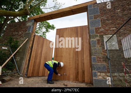 Leconfield Landarbeiter aus Petworth, West Sussex, bauen das neue Nordtor in Hougoumont im April 2015 vor dem Zweihundertjahrstag im Juni zusammen Stockfoto