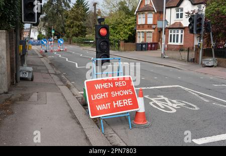 Eine vorübergehende Ampel am Straßenrand. Stockfoto