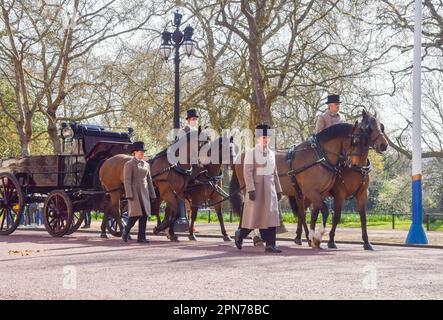 London, Großbritannien. 17. April 2023 Eine Pferdekutsche führt während der Proben durch die Mall, während die Vorbereitungen für die Krönung von König Karl III. Und Königin Camilla am 6. Mai stattfinden, und führt weiter um London. Kredit: Vuk Valcic/Alamy Live News Stockfoto