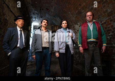 ALLAN MUSTAFA, EMER KENNY und HUGO CHEGWIN im FLUCH (2022), Regie von JAMES DE FROND. Kredit: Shiny Button Productions/Album Stockfoto