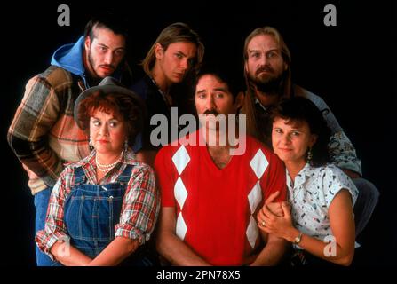 JOAN PLOWRIGHT, WILLIAM HURT, KEANU REEVES, TRACEY ULLMAN, KEVIN KLINE UND RIVER PHOENIX IN I LOVE YOU TO DEATH (1990), REGIE VON LAWRENCE KASDAN. Kredit: TRISTAR BILDER/Album Stockfoto