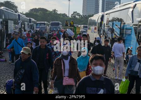 Jakarta, Indonesien. 17. April 2023. Personen nehmen am 17. April 2023 ihre persönlichen Gegenstände mit, um an Bord kostenloser Busse zu ihren Heimatorten in Jakarta, Indonesien, zu gehen. Indonesien steht vor der Heimkehr-Saison, in der Menschen aus städtischen Städten in ihre jeweiligen Heimatorte zurückkehren, um Eid mit ihren Familien zu feiern. Kredit: Zulkarnain/Xinhua/Alamy Live News Stockfoto