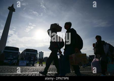 Jakarta, Indonesien. 17. April 2023. Personen nehmen am 17. April 2023 ihre persönlichen Gegenstände mit, um an Bord kostenloser Busse zu ihren Heimatorten in Jakarta, Indonesien, zu gehen. Indonesien steht vor der Heimkehr-Saison, in der Menschen aus städtischen Städten in ihre jeweiligen Heimatorte zurückkehren, um Eid mit ihren Familien zu feiern. Kredit: Zulkarnain/Xinhua/Alamy Live News Stockfoto