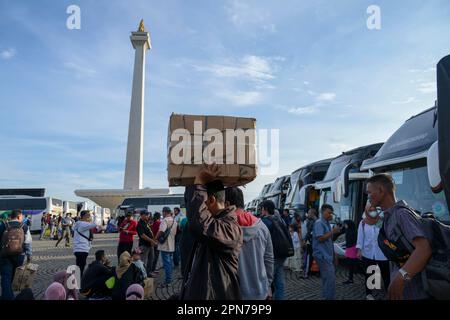 Jakarta, Indonesien. 17. April 2023. Personen nehmen am 17. April 2023 ihre persönlichen Gegenstände mit, um an Bord kostenloser Busse zu ihren Heimatorten in Jakarta, Indonesien, zu gehen. Indonesien steht vor der Heimkehr-Saison, in der Menschen aus städtischen Städten in ihre jeweiligen Heimatorte zurückkehren, um Eid mit ihren Familien zu feiern. Kredit: Zulkarnain/Xinhua/Alamy Live News Stockfoto