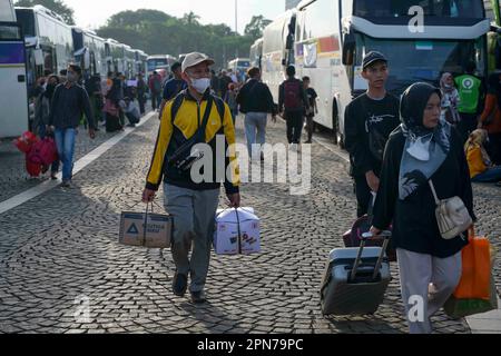 Jakarta, Indonesien. 17. April 2023. Personen nehmen am 17. April 2023 ihre persönlichen Gegenstände mit, um an Bord kostenloser Busse zu ihren Heimatorten in Jakarta, Indonesien, zu gehen. Indonesien steht vor der Heimkehr-Saison, in der Menschen aus städtischen Städten in ihre jeweiligen Heimatorte zurückkehren, um Eid mit ihren Familien zu feiern. Kredit: Zulkarnain/Xinhua/Alamy Live News Stockfoto