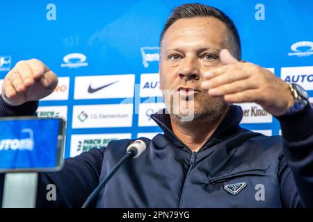 Berlin, Deutschland. 17. April 2023. Fußball, Bundesliga, Hertha BSC, Pressekonferenz. Neu ernannter Cheftrainer Pal Dardai spricht und Gesten. Kredit: Andreas Gora/dpa/Alamy Live News Stockfoto