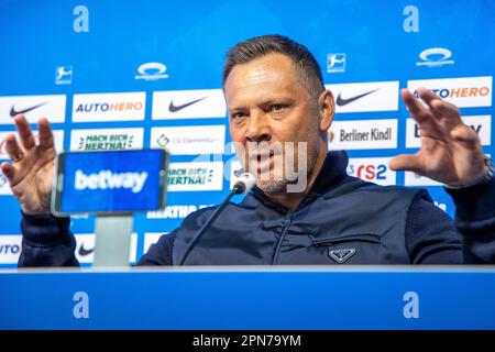 Berlin, Deutschland. 17. April 2023. Fußball, Bundesliga, Hertha BSC, Pressekonferenz. Neu ernannter Cheftrainer Pal Dardai spricht und Gesten. Kredit: Andreas Gora/dpa/Alamy Live News Stockfoto