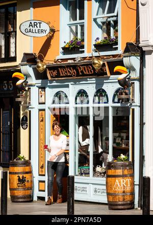 The Irish Pub Shop Art Gallery Souvenirladen an der Main Street in Killarney, County Kerry, Irland Stockfoto