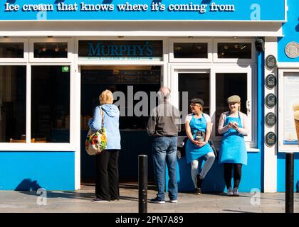 Mitarbeiter und Kunden von Murphy's Ice Cream in Main Street, Killarney, County Kerry, Irland, seit 2019 Stockfoto