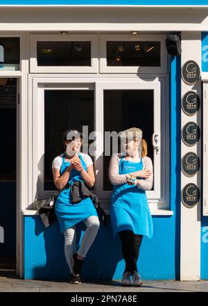 Mitarbeiter von Murphy's Ice Cream Killarney warten auf Kunden und bieten kostenlose Eisproben in Killarney, County Kerry, Irland Stockfoto