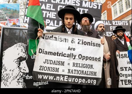 London, Großbritannien. 16. April 2023 Orthodoxe Juden, von der Naturei Kata Gruppe in Al Quds marschieren vom Innenministerium zur Downing Street. Demonstranten marschieren zur Unterstützung Palästinas. Kredit: Andrea Domeniconi/Alamy Live News Stockfoto