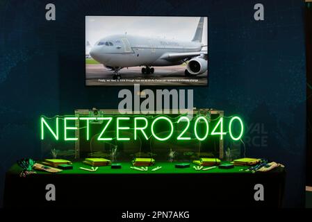 Farnborough Airport, Hampshire, Großbritannien. 17. April 2023. Die RAF hat Flugzeuge mit einer Mischung aus nachhaltigem Flugkraftstoff (Sustainable Aviation Fuel, SAF) geflogen. SAF wird aus abfallbasierten nachhaltigen Rohstoffen wie gebrauchtem Speiseöl hergestellt und reduziert die Kohlenstoffemissionen über den gesamten Lebenszyklus um bis zu 80 % im Vergleich zu herkömmlichem Flugturbinenkraftstoff. Die RAF soll bis 2040 netto Null sein. Stehen Sie auf dem Sustainable Skies World Summit in Farnborough Stockfoto