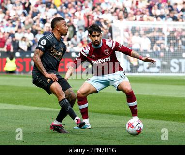 L-R Gabriel Jesus von Arsenal und Lucas Paqueta von West Ham United während des Fußballspiels der englischen Premier League zwischen West Ham United und Arsenal bei Stockfoto