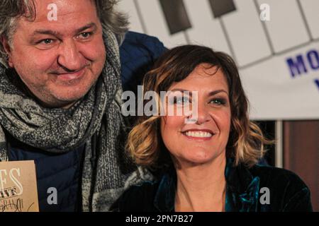 Rom, Italien. 16. April 2023. Zweiter Tag der 37. Ausgabe von Musicday - Vinyl Fair im Hotel Mercury in Rom am 16. April 2023. Gäste beim Fototermin: Mariapaola Trovajoli, Franco Bixio, Dario Salvatori, Maurizio Abeni, Fabio Frizzi, Massimo Buffa, Claudio Fuiano. (Foto: Daniela Franceschelli/Pacific Press/Sipa USA) Kredit: SIPA USA/Alamy Live News Stockfoto