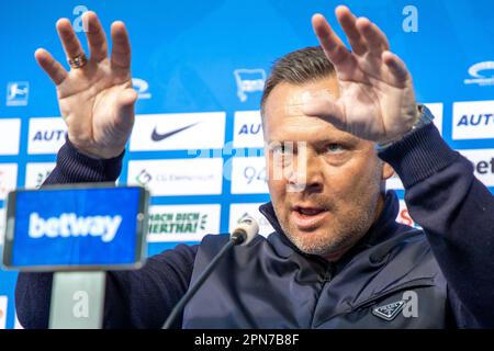 Berlin, Deutschland. 17. April 2023. Fußball, Bundesliga, Hertha BSC, Pressekonferenz. Neu ernannter Cheftrainer Pal Dardai spricht und Gesten. Kredit: Andreas Gora/dpa/Alamy Live News Stockfoto