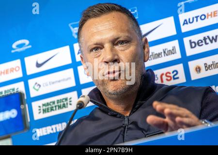 Berlin, Deutschland. 17. April 2023. Fußball, Bundesliga, Hertha BSC, Pressekonferenz. Neu ernannter Cheftrainer Pal Dardai spricht und Gesten. Kredit: Andreas Gora/dpa/Alamy Live News Stockfoto