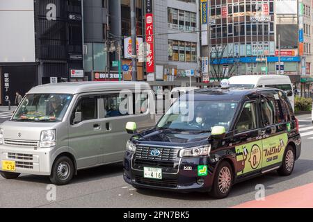 April 2023 Tokio, Toyota JPN Hybrid Black Taxi soll dem Londoner Black Cab, Straßen von Tokio, Japan, Asien nachempfunden sein Stockfoto