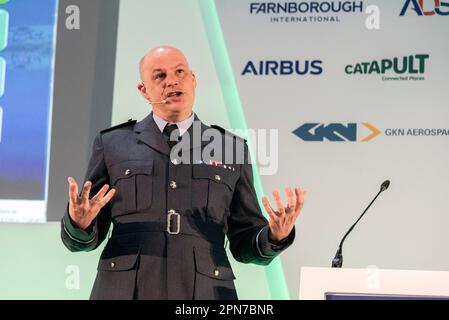 Farnborough Airport, Hampshire, Großbritannien. 17. April 2023. RAF Airbus A330 Voyager Tanker/Transportflugzeug namens Vespina, Serie ZZ336 flog über den Sustainable Skies World Summit in Farnborough, nachdem sie Taifun-Kämpfer über der Nordsee betankt hatte, während sie von einer Mischung aus etwa 43 % nachhaltigem Flugbenzin (Sustainable Aviation Fuel, SAF) angetrieben wurden. SAF wird aus abfallbasierten nachhaltigen Rohstoffen wie gebrauchtem Speiseöl hergestellt und reduziert die Kohlenstoffemissionen über den gesamten Lebenszyklus um bis zu 80 % im Vergleich zu herkömmlichem Flugturbinenkraftstoff. AVM Paul H Lloyd beschrieb die Mission zum Gipfel. Die RAF soll bis 2040 netto Null sein Stockfoto