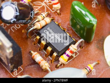 Nahaufnahme des integrierten IC-Schaltkreises auf der elektronischen Leiterplatte, Electronics Part Concept. Stockfoto