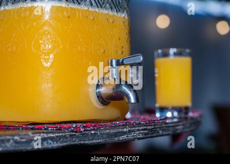 Glas und Glas mit tropischem Saft aus Mango und Passionsfrucht auf dem Tisch, Nahaufnahme, Tansania, Ostafrika Stockfoto
