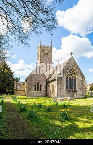 Frühling in der St. Matthews Kirche im Cotswold Village of Coates, Gloucestershire, England, Großbritannien Stockfoto