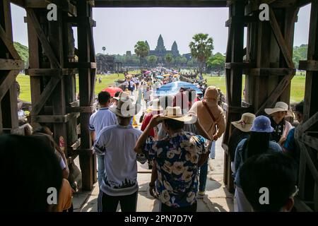 Siem Reap, Kambodscha. 16. April 2023. Touristen besuchen den archäologischen Park Angkor in der Provinz Siem Reap, Kambodscha, 16. April 2023. Kambodschas dreitägiges Sankranta-Festival, oder die traditionelle Neujahrsfeier, endete am Sonntag mit 13,1 Millionen Menschen, die zu verschiedenen Touristenattraktionen im ganzen Königreich reisten, sagte Tourismusminister Thong Khon am Montag.UM MIT „Kambodschas Sankranta-Festival endet mit über 13 Millionen Touristen, die durch das Land reisen“ Guthaben: Sao Khuth/Xinhua/Alamy Live News Stockfoto