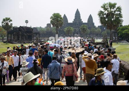 Siem Reap, Kambodscha. 16. April 2023. Touristen besuchen den archäologischen Park Angkor in der Provinz Siem Reap, Kambodscha, 16. April 2023. Kambodschas dreitägiges Sankranta-Festival, oder die traditionelle Neujahrsfeier, endete am Sonntag mit 13,1 Millionen Menschen, die zu verschiedenen Touristenattraktionen im ganzen Königreich reisten, sagte Tourismusminister Thong Khon am Montag.UM MIT „Kambodschas Sankranta-Festival endet mit über 13 Millionen Touristen, die durch das Land reisen“ Guthaben: Sao Khuth/Xinhua/Alamy Live News Stockfoto