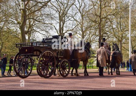 London, England, Großbritannien. 17. April 2023. Eine Pferdekutsche fährt durch die Mall, während die Proben für die Krönung von König Karl III. Und Königin Camilla beginnen, die am 6. Mai stattfindet. (Kreditbild: © Vuk Valcic/ZUMA Press Wire) NUR REDAKTIONELLE VERWENDUNG! Nicht für den kommerziellen GEBRAUCH! Kredit: ZUMA Press, Inc./Alamy Live News Stockfoto