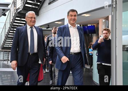 München, Deutschland, 17. April 2023. München, Deutschland. 17. April 2023. Von rechts: Markus SOEDER (bayerischer Ministerpräsident und Vorsitzender der CSU) und Joachim HERRMANN (Innenminister Bayerns) in einer Pressekonferenz im Anschluss an das Management-Meeting des CSU-Präsidiums in der CSU-Staatsführung in München am 17. April 2023 Kredit: dpa/Alamy Live News Kredit: dpa Picture Alliance/Alamy Live News Stockfoto