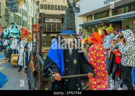 Luzern, Schweiz - 21. Februar 2023: Straßenszene mit Teilnehmern und anderen, einige in Kostümen, während des Fasnacht-Karnevals in Luzern (Lu Stockfoto