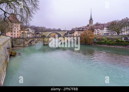 Bern, Schweiz - 22. Februar 2023: Blick auf den Fluss Aare, die Untertorbrücke, die Nydegg-Brücke, mit Nydeggkirche, in Bern, Die Schweiz Stockfoto