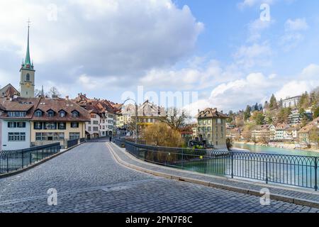 Bern, Schweiz - 23. Februar 2023: Blick auf die Aare, Untertorbrücke, Nydeggkirche, in Bern, Schweiz Stockfoto