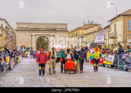 Crema, Italien - 26. Februar 2023: Karnevalsparade mit Tänzern in Kostümen und Menschenmenge in Crema, Lombardei, Norditalien Stockfoto