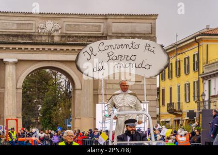 Crema, Italien - 26. Februar 2023: Karnevalsparade mit Tänzern in Kostümen und Menschenmenge in Crema, Lombardei, Norditalien Stockfoto